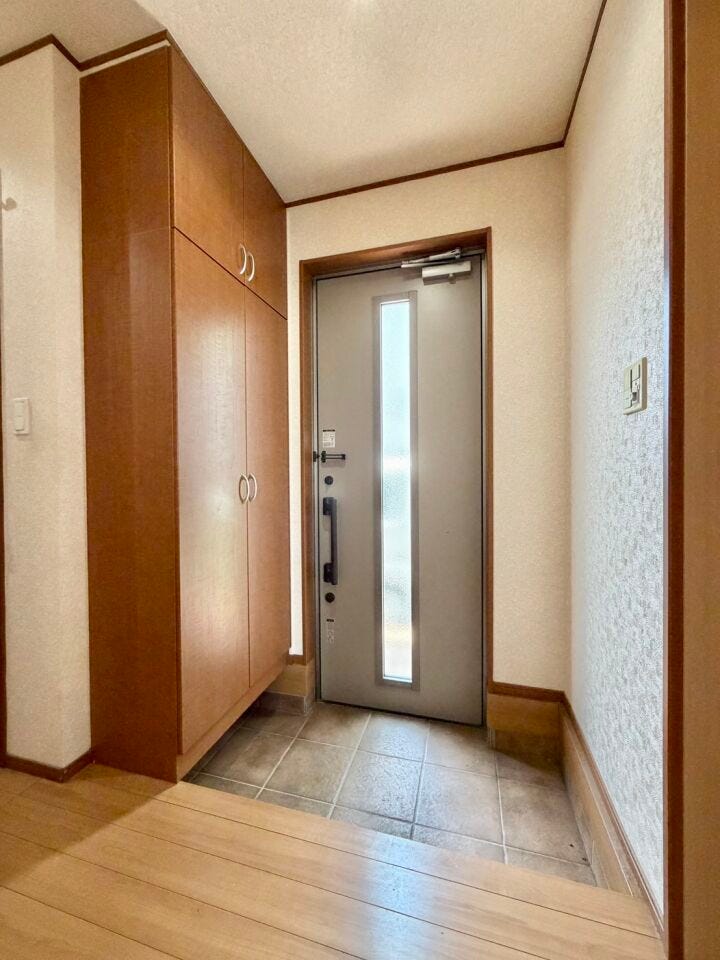 大きなシューズボックスでスッキリとした玄関♪明るくきれいな玄関はいい運気も舞い込みそう♪人感センサーライト付きで夜の帰宅も安心♪