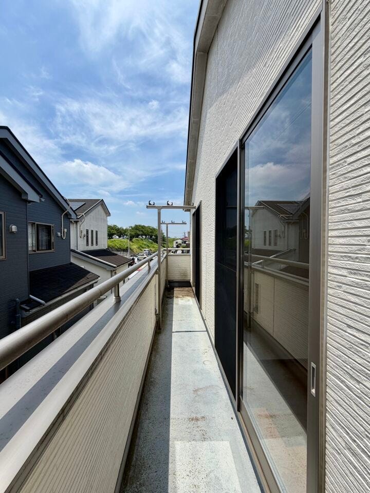 広々ワイドバルコニーは、ご家族の洗濯物やお布団をたっぷり干せます♪