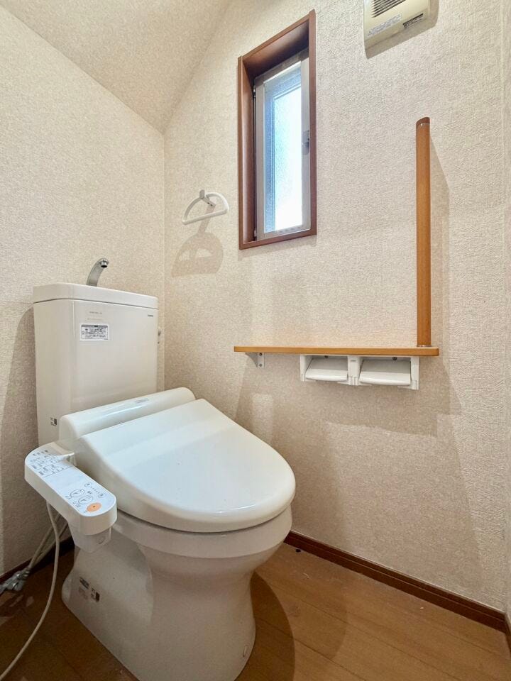 〈1階トイレ〉お手入れしやすい温水洗浄便座で、毎日快適♪
