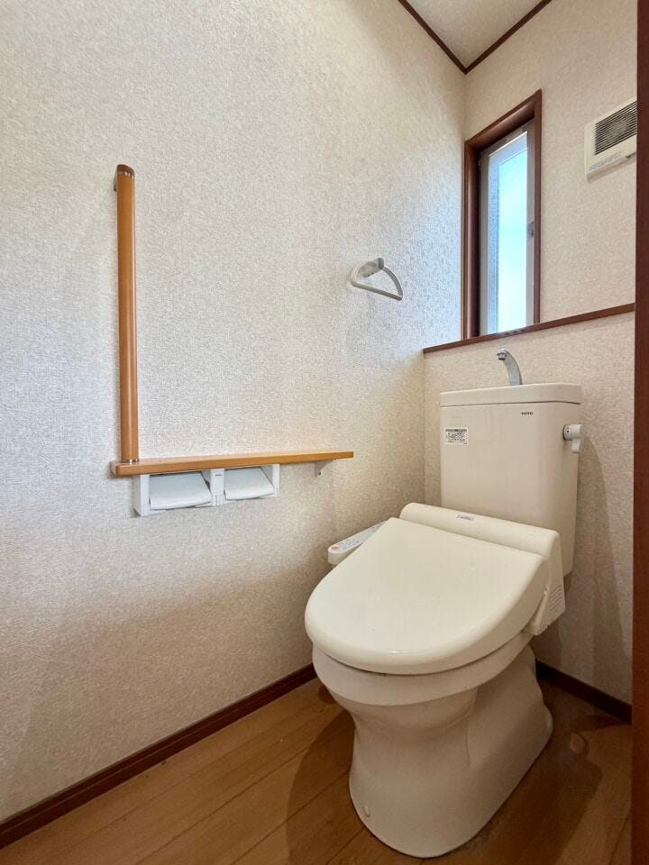 〈2階トイレ〉お手入れしやすい温水洗浄便座で、毎日快適♪