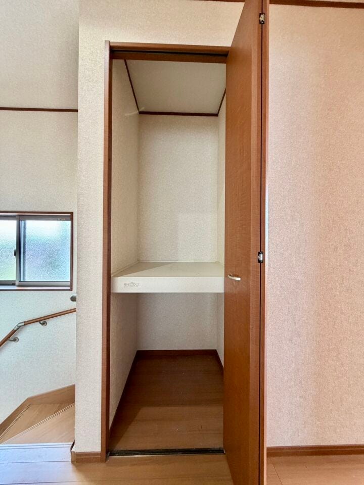 〈2階廊下収納〉豊富な収納で快適空間を保ちます♪