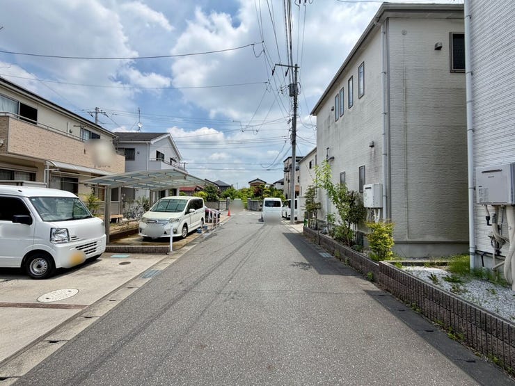 閑静な住宅街♪前面道路は約5mで、駐車もラクラク♪