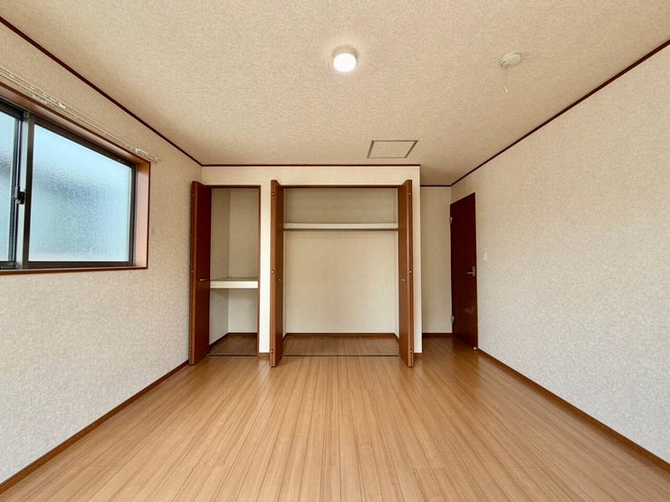 〈8.5帖〉収納スペースが広いので、部屋に荷物が出ることもなく生活感を隠せるのは嬉しいですね♪