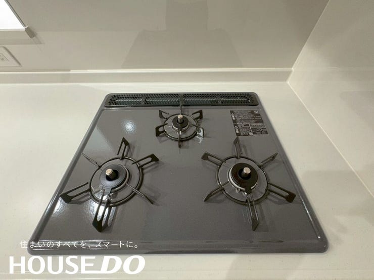 3口ガスコンロで複数品を同時調理。火力が強く料理の幅が広がります。