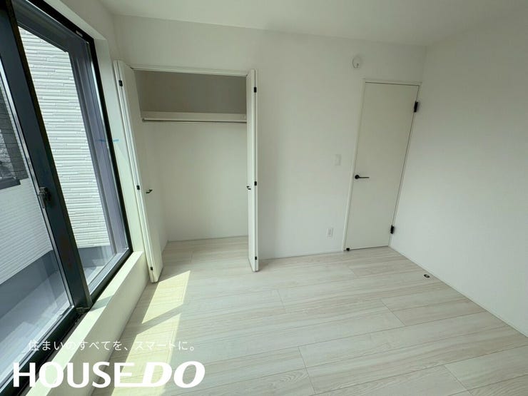採光良好な洋室。ナチュラルな光が差し込む心地よい部屋です。
