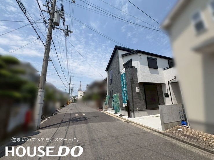 前面道路からの眺め。視界が開けた明るい環境です。