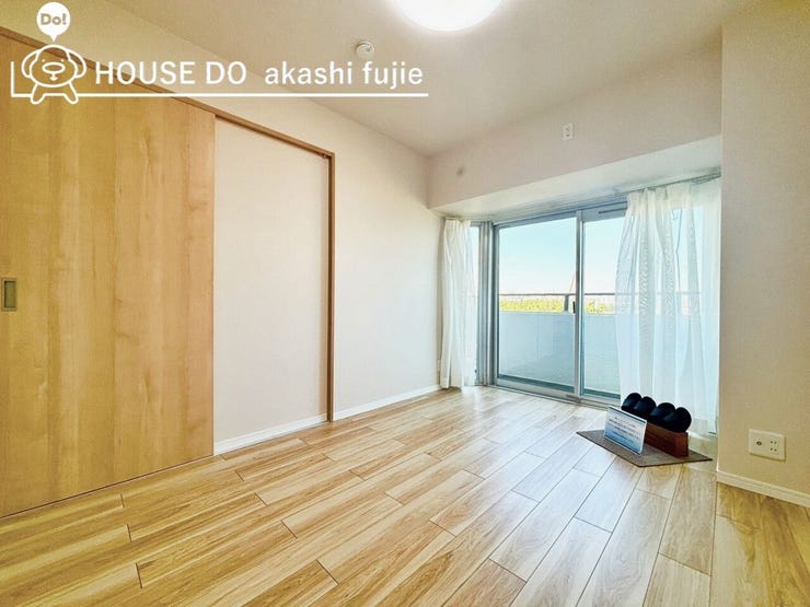 こちらのお部屋は掃き出し窓からバルコニーに出ていただけます