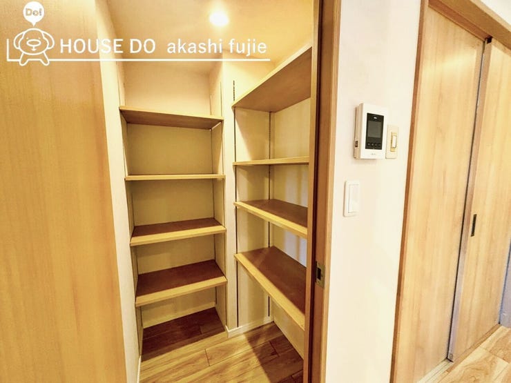 LDKにも収納があり、パントリーとしてもご使用いただけます