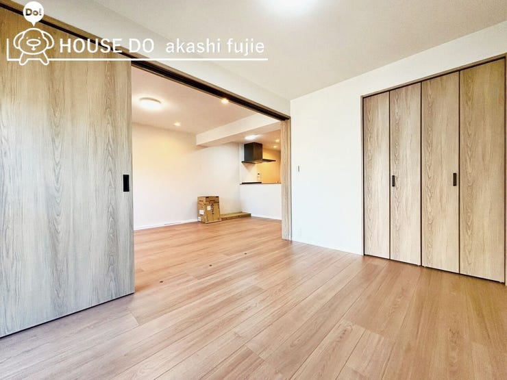 こちらのお部屋は掃き出し窓からバルコニーに出ていただけます
