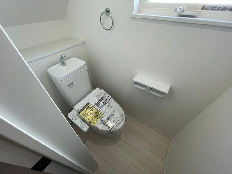 トイレ 同仕様
1階と2階にトイレがあります♪
2階にトイレがあると夜間に階段をおりずに済むのがいいですね♪