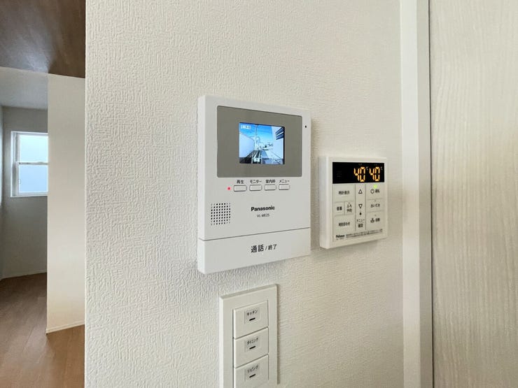 カラーモニター付インターホン 同仕様
不在時の訪問は自動で録画されます。
訪問者の顔が確認できるのでお子様の留守番にも安心です♪