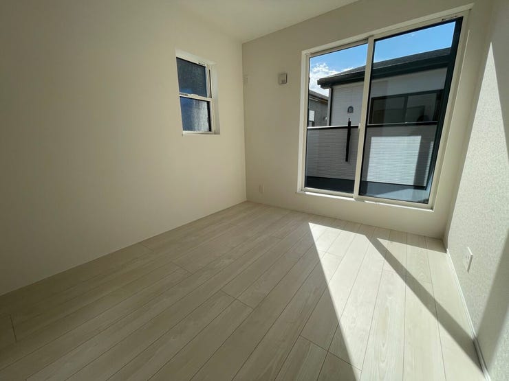洋室 同仕様
2面採光のお部屋は明るく風通しが良いです♪
収納もしっかり出来ますよ!