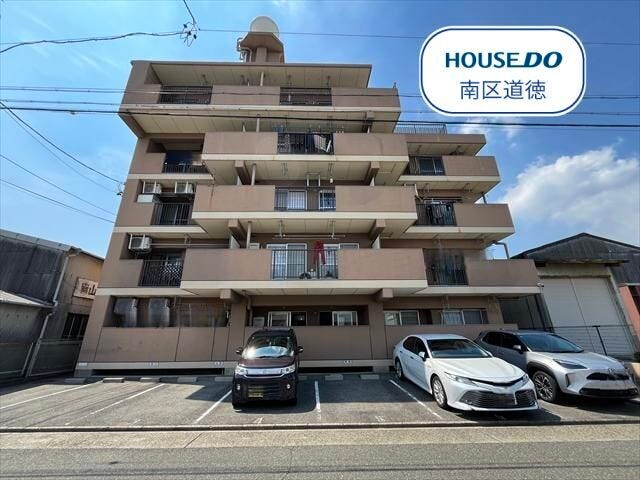 【外観】
5階建て1階部分のお部屋にあたります。
JR東海道本線/大高駅 徒歩約16分、名鉄名古屋本線/本星崎駅 徒歩約22分。