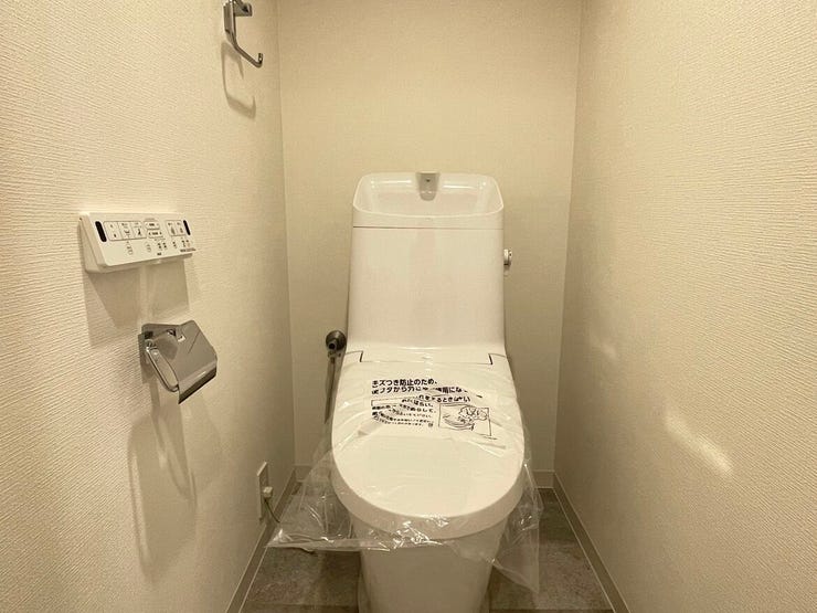 温水洗浄便座付きのトイレは、快適な使い心地です。壁面には操作パネルがすっきりと配置され、日々のメンテナンスも楽に行えます。清潔感のある空間で、家族みんなが毎日を心地よく過ごせる環境が整っています。