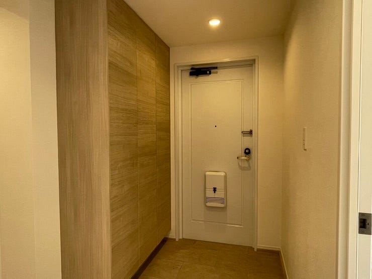 木の温もりを感じる、ナチュラルなデザインの玄関です。お気に入りのアートや小物を飾って、自分らしい空間にアレンジも可能。帰宅した際にふと心安らぐ、穏やかな空気が流れる住まいの一幕です。