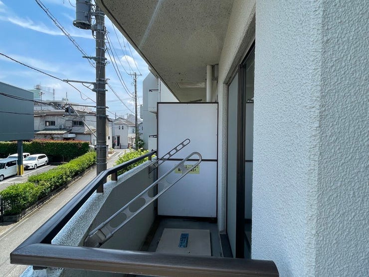 日当たり良好なバルコニーは、洗濯物がよく乾く快適なスペースです。物干し金物も備え付けられており、毎日の家事もスムーズに進みそう。青空を眺めながら、ホッと一息つける穏やかな時間が流れる場所です。