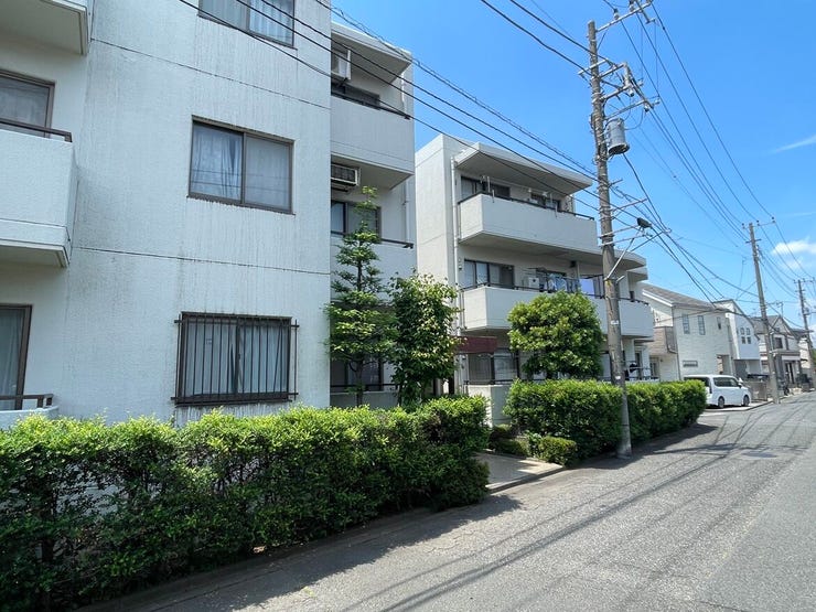 シンプルながらも存在感のあるデザインで、周囲の景観とも調和しています。建物の周りには手入れされた植栽が並び、住まい全体に季節の彩りをプラス。穏やかな毎日を過ごせそうな、そんな印象の建物です