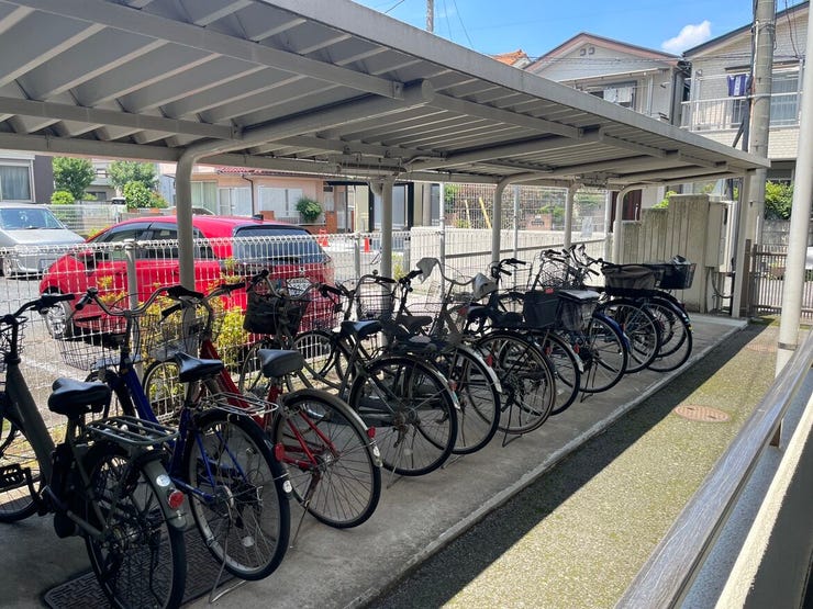 屋根付きの駐輪場が敷地内に設けられており、雨の日も大切な自転車を濡らさず保管できます。雨上がりのお出かけもスムーズに行えるため、日々の家事や通学の負担を軽減できる嬉しい設備が整っています