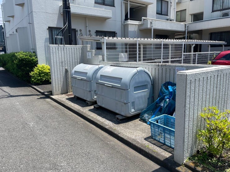 敷地内には管理されたゴミ置き場があり、日々の家事もスムーズに行えます。外観に合わせて丁寧に配置されており、住まいの景観が損なわれないのが魅力ですね。穏やかな暮らしを支える、住環境の一幕です。