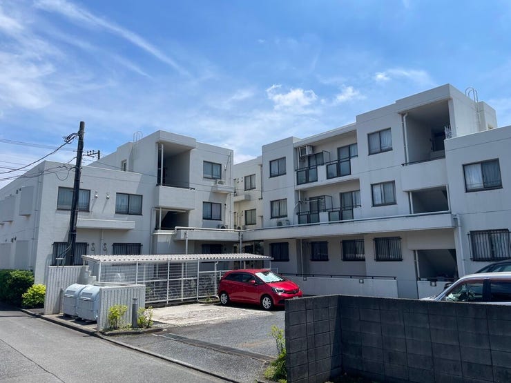 敷地内に駐車場が備わっており、お買い物後の荷物の積み下ろしも楽に行えます。前面道路は見通しが良く、車の出し入れも落ち着いてできる環境。穏やかな住環境の中で、ゆとりある毎日を過ごせそうです。