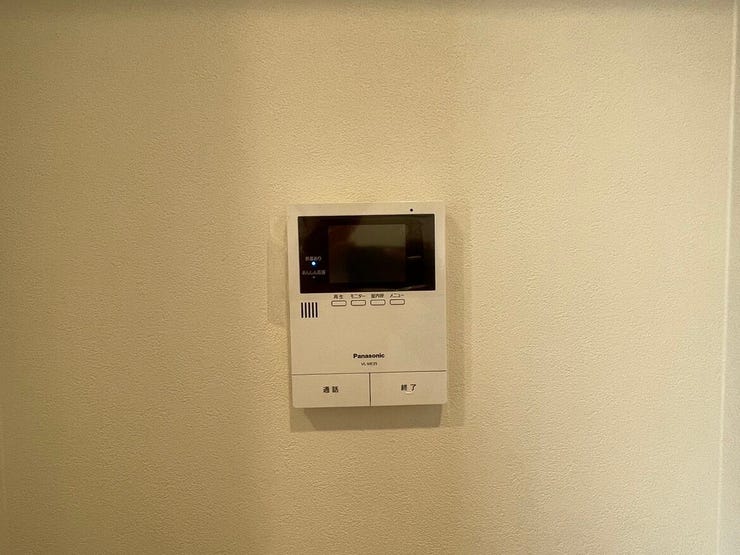 カラーモニター付きインターホンを設置済みです。来訪者の顔を室内から確認できるため、小さなお子様がいるご家庭も安心して過ごせそう。日々の暮らしに安心感をプラスしてくれる、大切な設備が整っています。