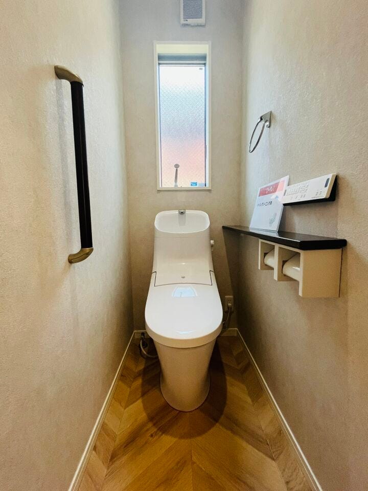 【1階トイレ】
1・2階にトイレがございます♪朝の忙しい時間帯も待たずにすみそうですね♪