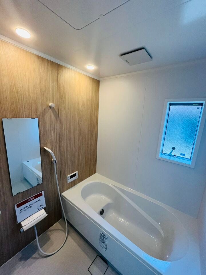 ゆったり足の延ばせる浴槽で一日の疲れを癒すバスタイムを実現!冬に嬉しい追い焚き機能付きでい
つでも適温のお風呂に入れます♪