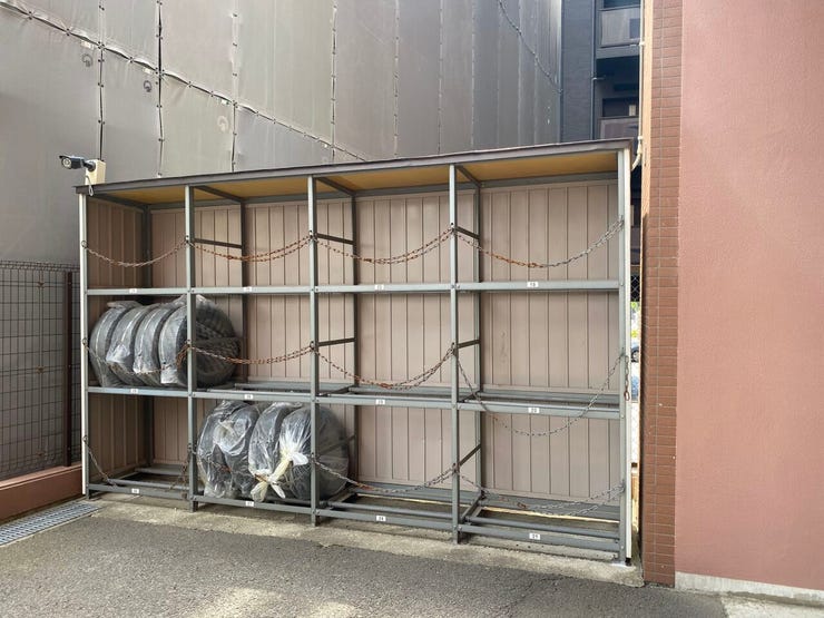 敷地内にはタイヤ置場あり。季節ごとのタイヤ保管にも便利です♪