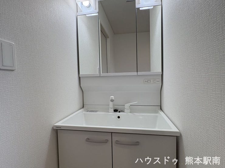 ■洗面台■
・三面鏡の裏が収納となっており、すっきり収納できます。