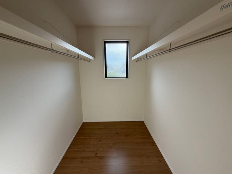 7.7帖の洋室の収納はウォークインクローゼットとなっています。
両側に衣類を掛けられるので衣類が多いご家庭でも安心です。