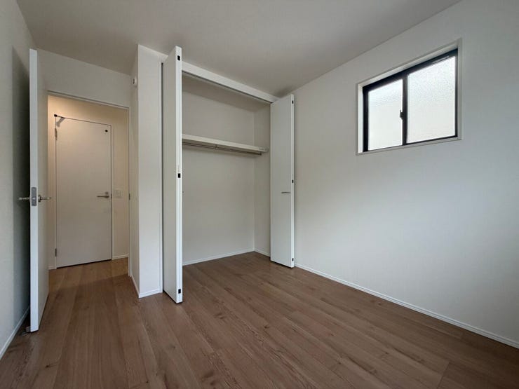 2階には3部屋洋室がございます。
こちらは5.2帖の洋室です。