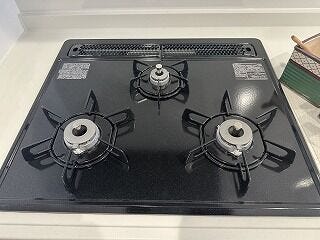 同時調理で家事効率が上がる三口ガスコンロを装備。パスタを茹でながらソースを作り、もう一品を同時に温められます。調理時間が短縮できるため、忙しい毎日でも夕食の準備がスムーズに整います。