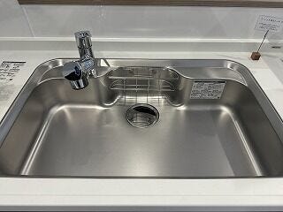 リフォームで一新された綺麗なシンクは、広々としていて大きな鍋やフライパンも楽に洗えます。水はね音が静かな仕様で、調理中や洗い物中もリビングの家族と心地よく会話が楽しめます。