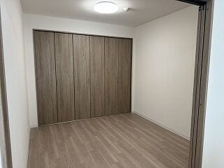 リビング横の洋室は、引き戸を開けてリビングと一体利用ができる便利な空間です。大型クローゼット完備で衣類や日用品がすっきり片付き、お部屋の広さと美観をしっかりキープできます。