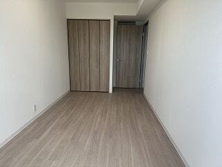 約7.1帖の主寝室には、衣類をすっきりと収納できる使い勝手の良いクローゼットを完備。お部屋に余計な家具を置く必要がないため、広々とした空間をそのまま美しく保てます。