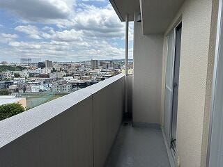 洋室側にあるバルコニーは、2方向から心地よい風が通り抜ける2面バルコニー仕様です。お部屋に明るい光と開放感をもたらすだけでなく、洗濯物を干すスペースや、ちょっとした息抜きの空間としても活躍します。