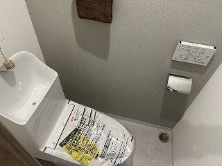 2026年3月に新品交換された清潔感あふれるトイレです。温水洗浄便座などの快適な機能はもちろん、お掃除がしやすい最新の仕様で、毎日の暮らしに心地よさをプラスします。