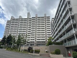 【外観】
15階建て・総戸数142戸の堂々たる大規模マンションです。敷地の高低差を活かした重厚感あるエントランスや、手入れの行き届いた綺麗な植栽が管理の良さを物語ります。