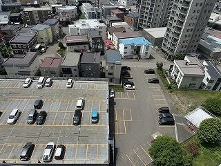 敷地内にはゆとりある駐車場が完備されています。平地で駐車がしやすく、お車をお持ちの方も安心。毎日の通勤や週末のお出かけも快適です。