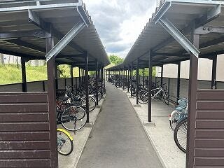敷地内にはゆとりある広い駐輪場が完備されています。自転車が出し入れしやすく、ご家族分の自転車もすっきりと駐輪可能。毎日の通勤・通学や日々のお買い物を快適にサポートします。