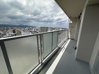 リビングから出入りできる広々としたバルコニーは、陽当たりも良好です。洗濯物をまとめて干せるゆとりの広さがあり、ガーデニングを楽しんだり、椅子を置いてリフレッシュしたりとマルチに活躍します。