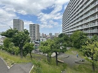 敷地内には豊かな緑が広がっています。四季折々の自然を身近に感じられる落ち着いた環境で、日々の暮らしに癒やしと潤いを与えてくれます。