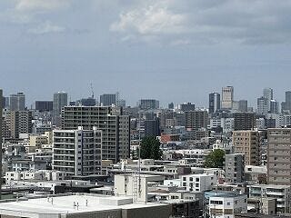 バルコニーからの眺望は、視界を遮る高い建物がなく、開放的な景色が広がります。遠くの街並みや空を広く見渡すことができ、日々の暮らしに心地よい開放感と癒やしを与えてくれます。