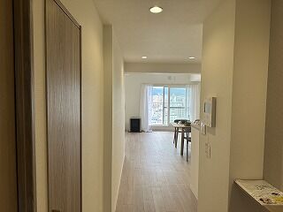 各洋室や水回りへとスムーズに繋がる、無駄のない動線が魅力の廊下です。2026年に床や建具が新品交換されており、明るく清潔感のある洗練された空間に仕上がっています。