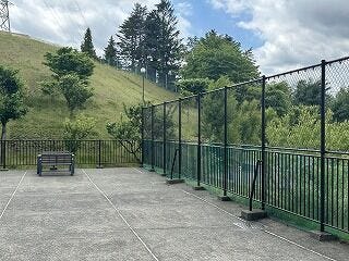 敷地内にはちょっとした休憩や散歩ができるスペースがあります。敷地外へ出ることなく自然に触れ合え、小さなお子様やペットのいるご家庭にも安心の環境です。