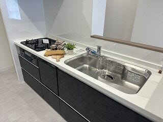 2026年に新品交換したキッチンは、お料理中も会話が弾む向きに一新!面倒な後片付けをサポートする食洗機付きです。独立した空間で生活感を隠しつつ、快適に家事をこなせます。
