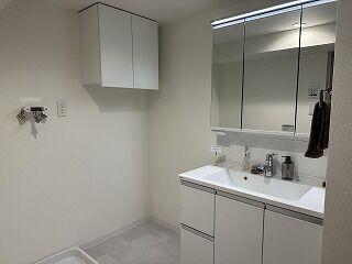 3面鏡の洗面台付き洗面所は、2026年3月に新品交換済みです。浴室乾燥機付きのバスルームに隣接し、洗濯機置場も完備。毎日の身支度や家事がスムーズにこなせます。
