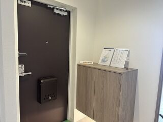 明るく洗練された印象の玄関です。たっぷり収納できるシューズボックス付きで、いつでもすっきりと綺麗な空間を保てます。