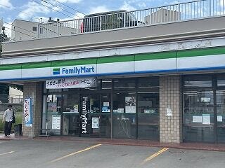 マンションの駐車場下にファミリーマートがあり、24時間いつでも買い出しが可能です。思い立った時にすぐ足を運べる利便性の高さが、日々の暮らしに大きなゆとりをプラスします。