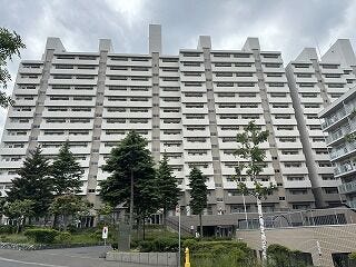 白を基調としたスタイリッシュで堂々とした外観が魅力です。植栽の緑とも美しく調和し、洗練された都会的な佇まいを演出しています。